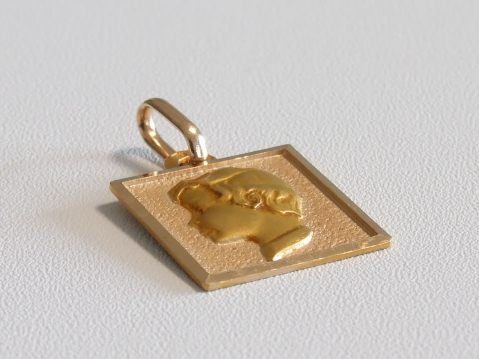 �A���e�B�[�N�S�[���h���_���i�j�̎q�j